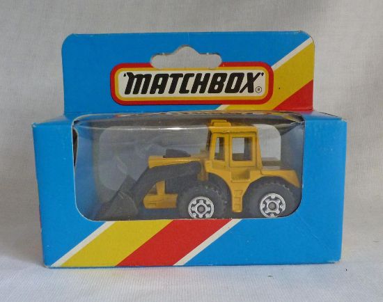 Picture of Matchbox Blue Box MB29 Tractor Shovel with "Thomae Mucosolvan" Tampos