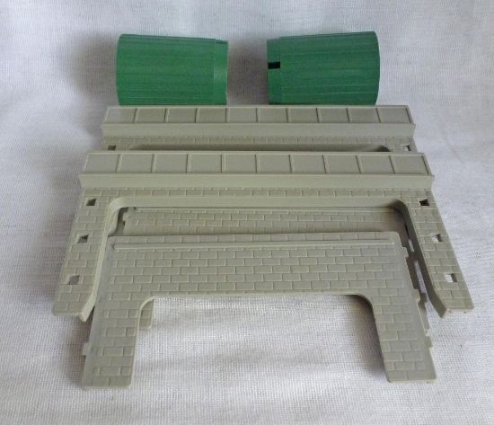 Picture of Matchbox Motorway X-8 Bridge & Column Supports Light Grey/Green 